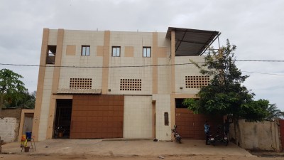 Tres bel immeuble commercial avec magasin de 1000t