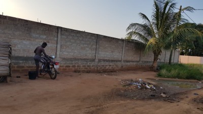 démi lot cloturé sur angle de rue