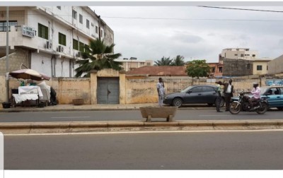 1 lot 1/4 cloturé avec titre foncier sur le grand boulevard du 13 janvier