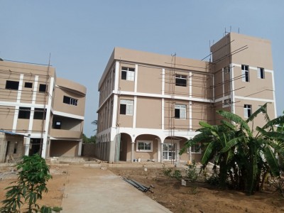 Un grand hotel en construction de 29 chambres avec piscine