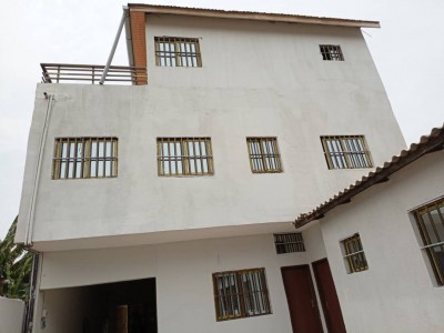 Immeuble de 14 bureaux avec 3 garages