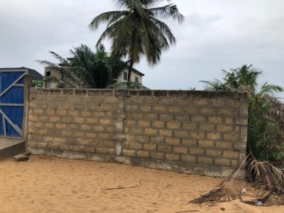 Démi lot cloturé avec 3 tampons à 120m de la N°2