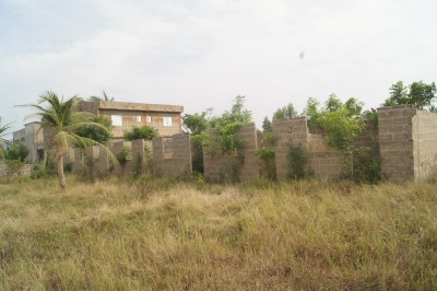 Maison 7 chambres inachevées sur démi lot non cloturé