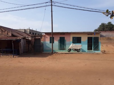 Maison 8 chambres sur 3/4 de lot avec 3 tampons à rénover