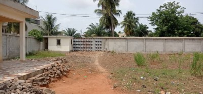 6 lots collés cloturés avec titre foncier à 200m du goudron