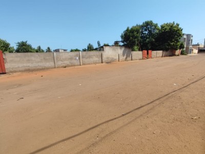 1 lot et démi cloturé avec titre foncier à 100m des pavés