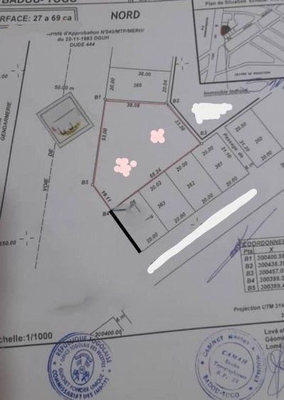 4 lots collés cloturés avec titre foncier en cours  au bord du goudron