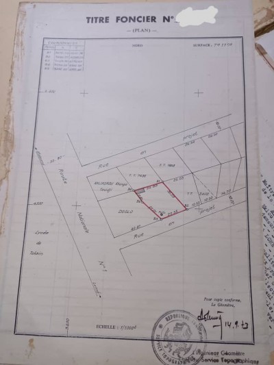 1 lot 1/4 cloturé avec titre foncier à 20m du goudron