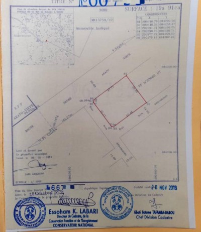 3 lots collés cloturés  avec titre foncier au bord du goudron