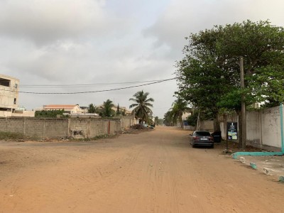 1 lot 1/4 cloturé avec titre foncier en cours  coté plage