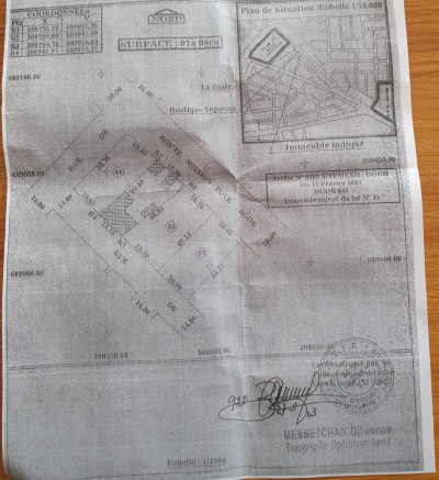 1 lot 1/4 cloturé avec titre foncier en cours au bord du goudron