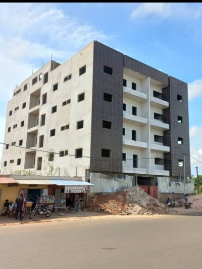 grand immeuble commercial de 70 bureaux