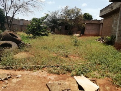 2 lots collés cloturés avec titre foncier à 100m du goudron
