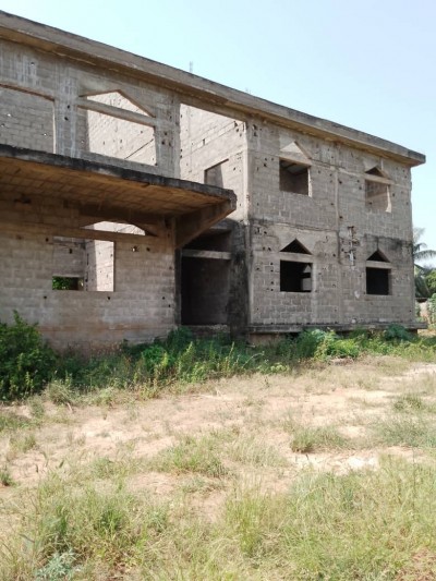 6 lots collés cloturés avec titre foncier +batiment 17 chambres