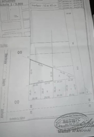 2 lots collés avec titre foncier au bord du goudron