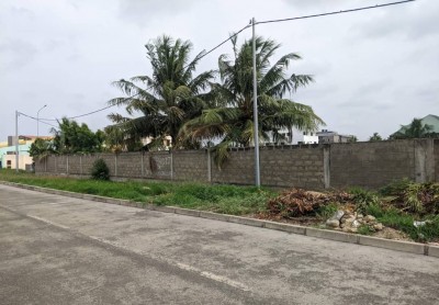 2 lots collés cloturés avec titre foncier à la cité boad