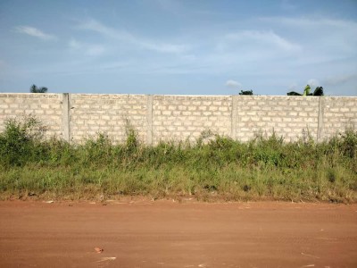 4 lots collés cloturés avec titre foncier à 500m du goudron