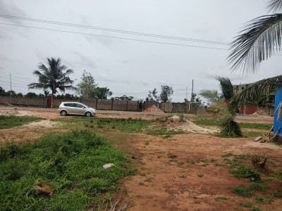 5 lots collés avec titre foncier au bord du goudron