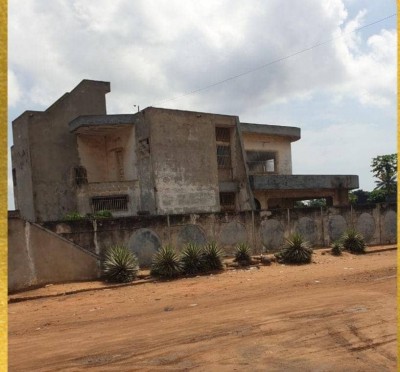 2 lots collés cloturés avec titre foncier + grande villa inachévée