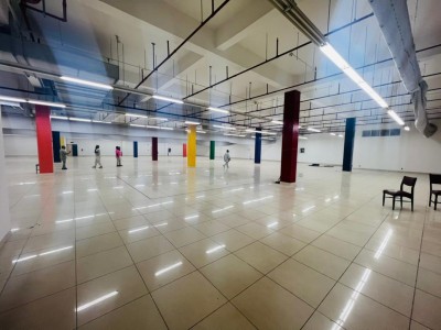 espace climatisé dallé 1800m2 pour bureau avec toilettes