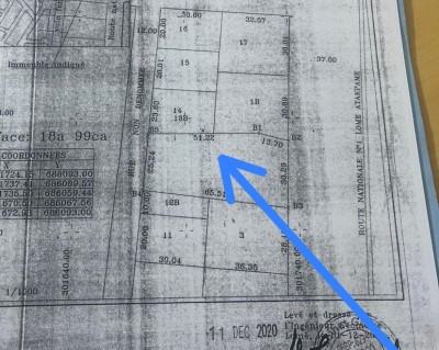 3 lots collés cloturés avec plan+mandat au bord du goudron