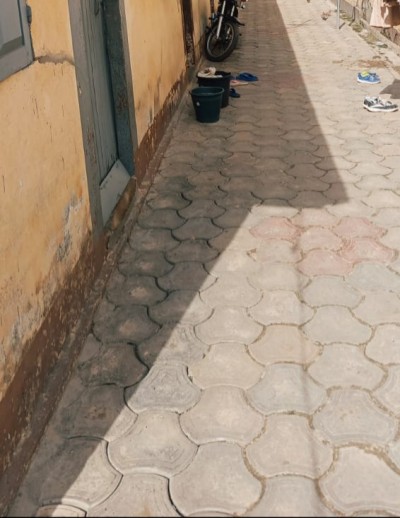 démi lot cloturé avec vieille maison à raser + titre foncier