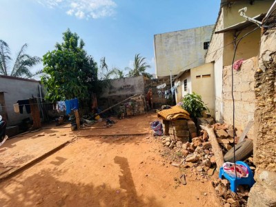 démi lot cloturé avec titre foncier + construction