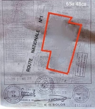10 lots 3/4 collés clotués avec titre foncier au bord du goudron
