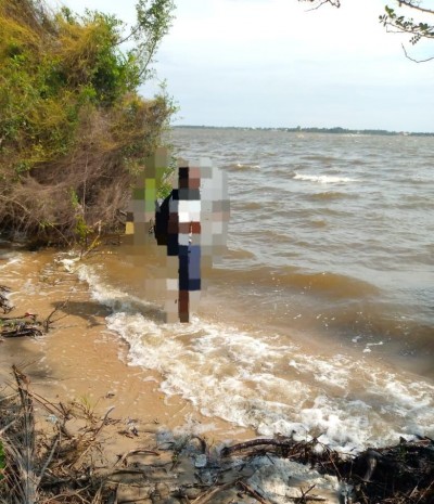 4 lots collés avec 3 tampons au bord du lac togo