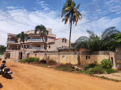 2 lots et démi cloturés avec titre foncier