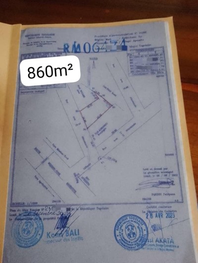 1 lot et démi cloturé avec titre foncier à 120m de la grande voie