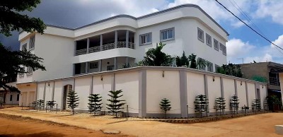 Splendide villa de 12 chambres , 3 salons, 3 cuisines , avec titre foncier