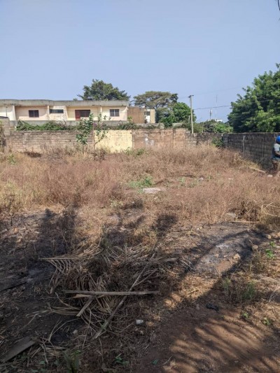 1 lot cloturé avec titre foncier à 300m du goudron