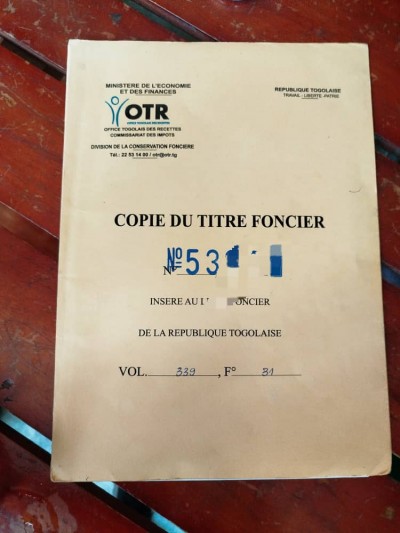 1 lot et démi cloturé avec titre foncier à 300m du goudron