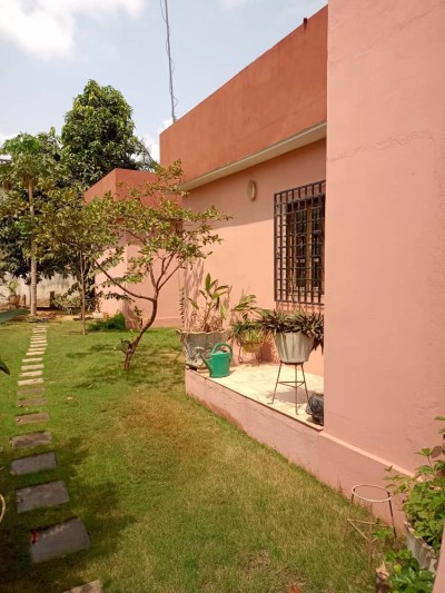 belle villa 3 chambres sur 1 lot avec titre foncier à 100m goudron