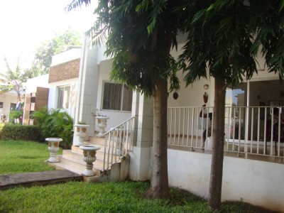 villa 5 chambres sur 2 lots avec titre foncier au bord du goudron