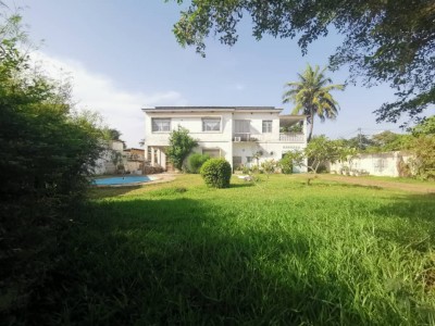 ancienne villa 4 chambres sur 1 lot et démi avec titre foncier