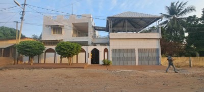 villa 5 chambres sur 1 lot avec titre foncier à 150m du goudron