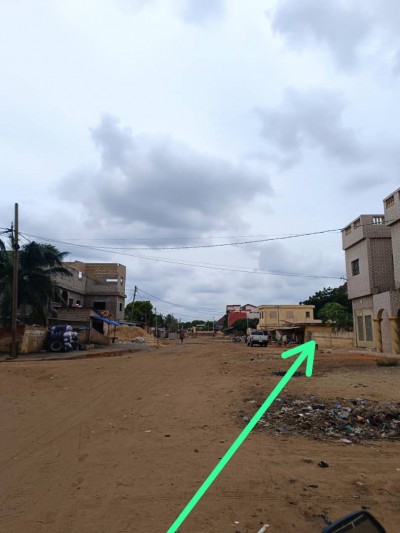 1 lot cloturé avec titre foncier + vieille construction à raser