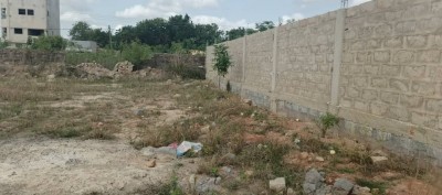 1 lot cloturé  avec titre foncier global à 40m du goudron