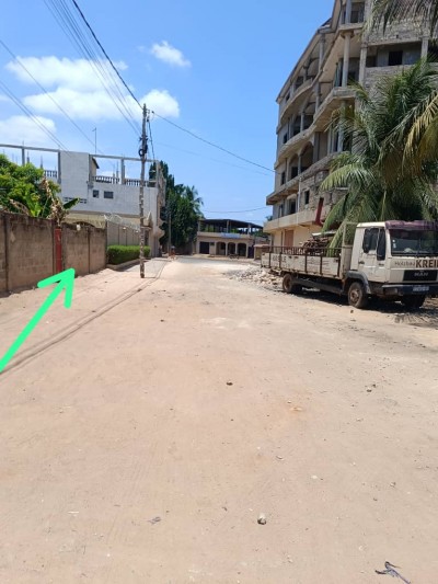 1 lot 1/4 cloturé avec plan otr  à 50m du goudron