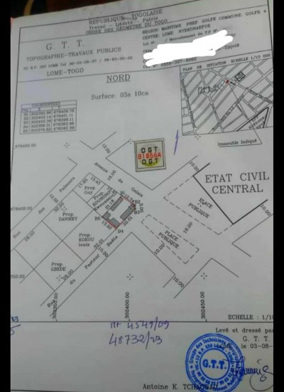démi lot cloturé avec vieille constuction à l'état civil de lomé