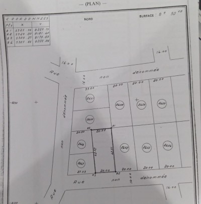 1 lot et démi cloturé  avec titre foncier  à 120m du goudron