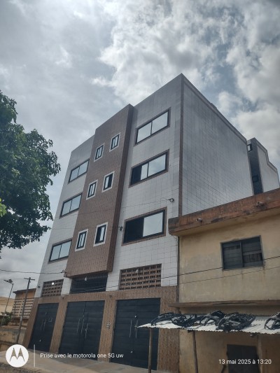 immeuble commercial r+3 sur démi lot avec titre foncier à dékon