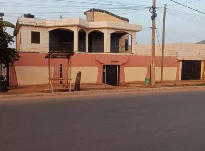 immeuble commercial sur 3/4 de lot  au bord du goudron