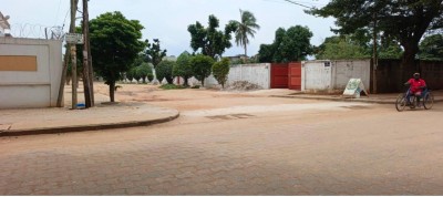 6 lots collés cloturés avec titre foncier au bord des pavés