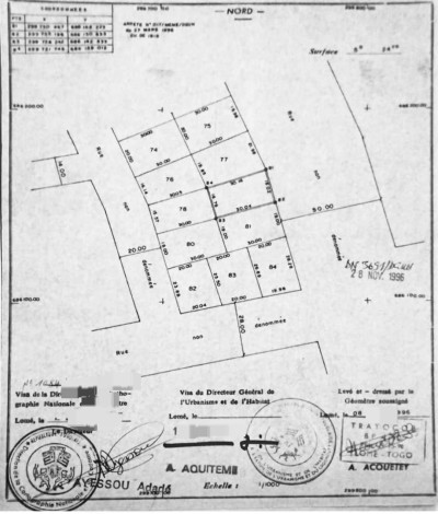 1 lot cloturé avec 3 tampons au bord du goudron
