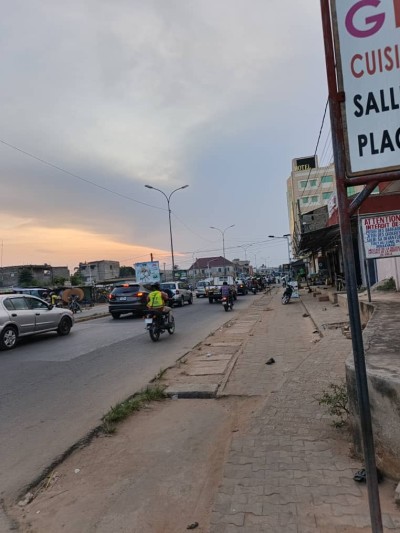 1/4 de lot avec tampon otr au bord des pavés