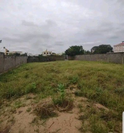 2 lots collés cloturés avec titre foncier dans la cité boad