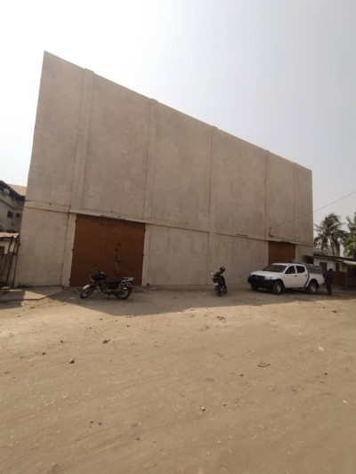 grand entrépot de stockage sur 3/4 de lot avec titre global